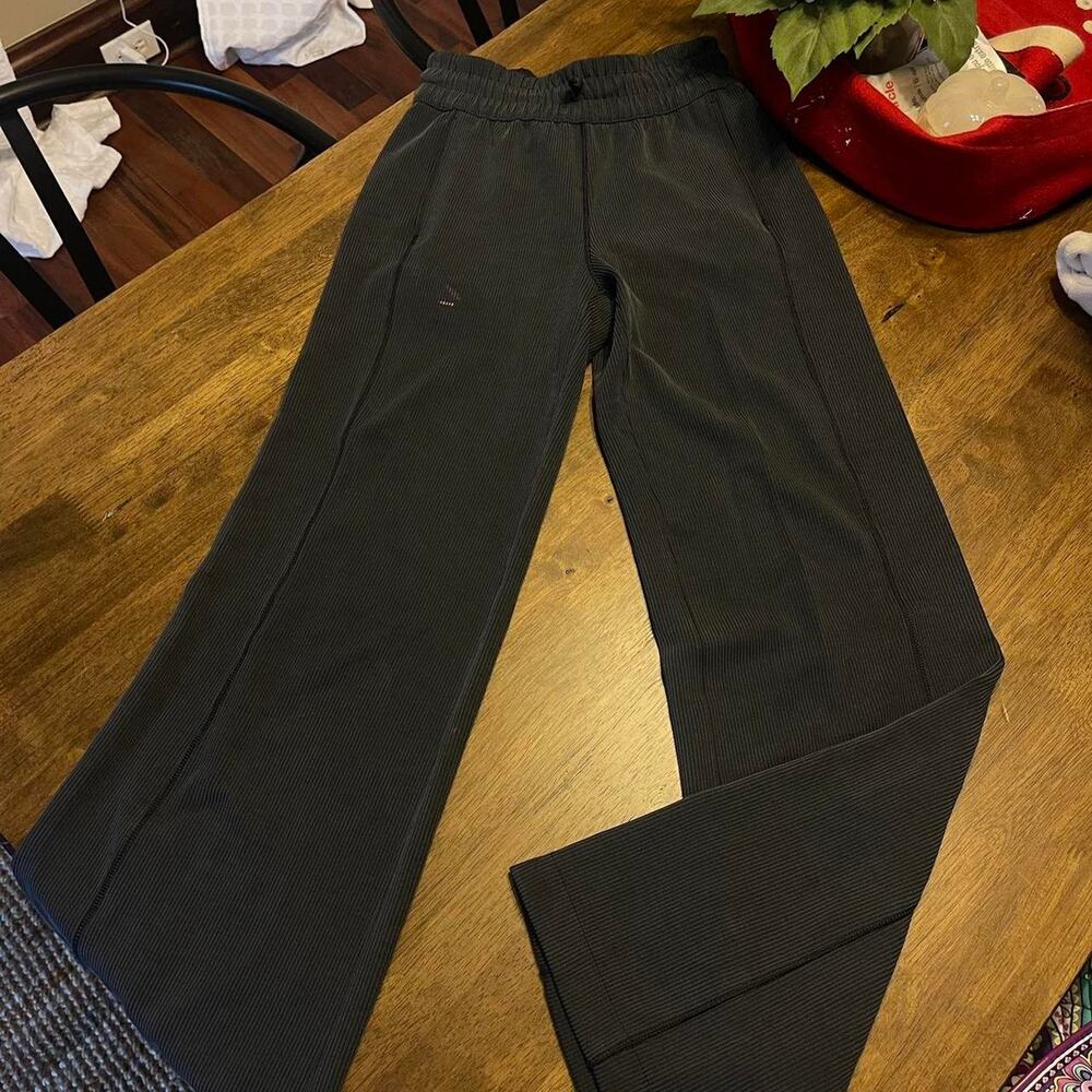 Brand new worn once Lululemon Ribbed Softstreme Pants black